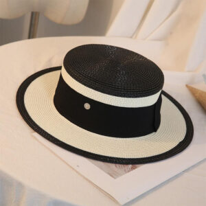 Chapeau plat, en paille, rétro, entouré par un large ruban noir, chapeau de couleur noir et blanc