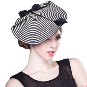 Chapeau fascinateur pour mariage, noir et blanc, pour femmes, chapeau en forme de cible avec une flèche matérialisé par une feuille pour la pointe et un nœud pour l'arrière, porté par une mannequin