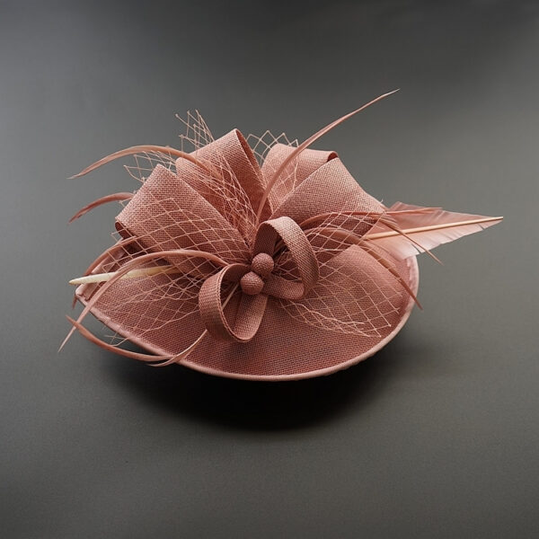 Chapeau fascinateur pour mariage, chic et coloré, en rose, avec plumes et nœud sur le dessus