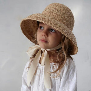 Chapeau en paille, rétro, avec ruban de serrage blanc, porté par une petite fille