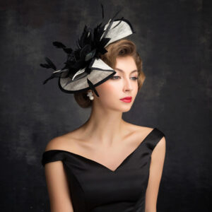 Chapeau fascinateur pour mariage, chic, pour femmes, chapeau blanc et noir en tissu sinamay, porté par une mannequin