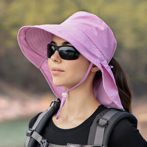 Chapeau anti UV rose pour femmes, avec cordon de serrage porté par une mannequin avec lunette de soleil