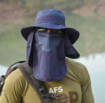 Chapeau anti UV, avec couvre visage et cou bleu marine, porté par un homme avec le visage dissimulé