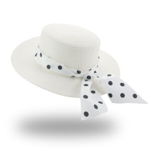 Chapeau plat blanc, en paille, entouré par un ruban blanc à pois noirs avec nœud papillon