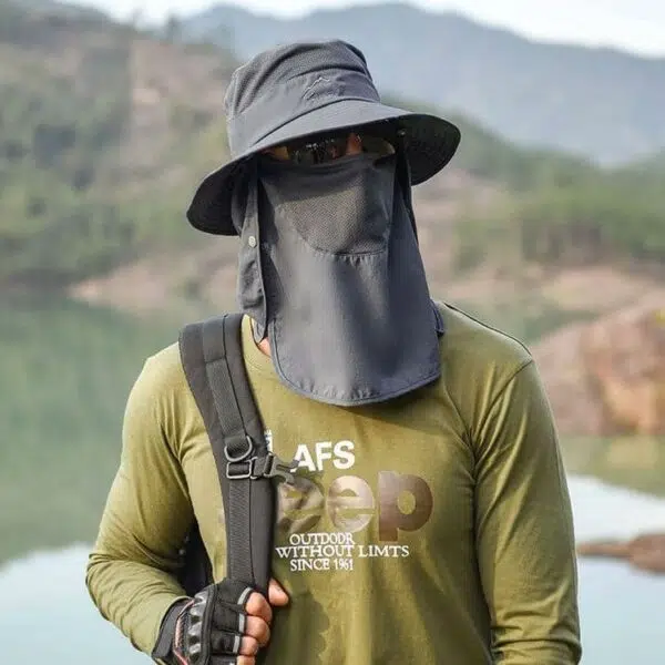 Chapeau anti UV, avec couvre visage et cou, gris, porté par un homme avec un t-shirt manche longue vert kaki
