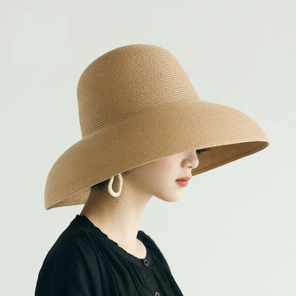 Chapeau en paille, anti UV, pour femmes, chapeau arrondi beige, porté par une mannequin de profil