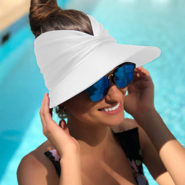 Chapeau anti UV, style casquette pliable élastique, blanche, avec haut de la tête non protégé, respirant, porté par une mannequin avec lunette de soleil dans une piscine