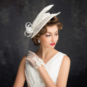 Chapeau fascinateur blanc pour mariage, pour femmes, chapeau chic, avec une plume blanche, porté par une mannequin