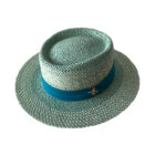 Chapeau en paille, élégant, entouré par un ruban bleu avec un logo 3d sur le côté, chapeau bleu sous plusieurs tons