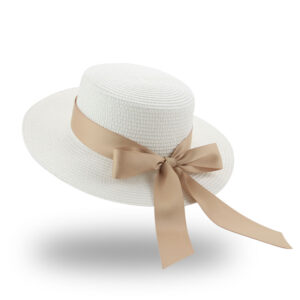 Chapeau plat blanc, en paille, entouré par un ruban marron avec noeud papillon