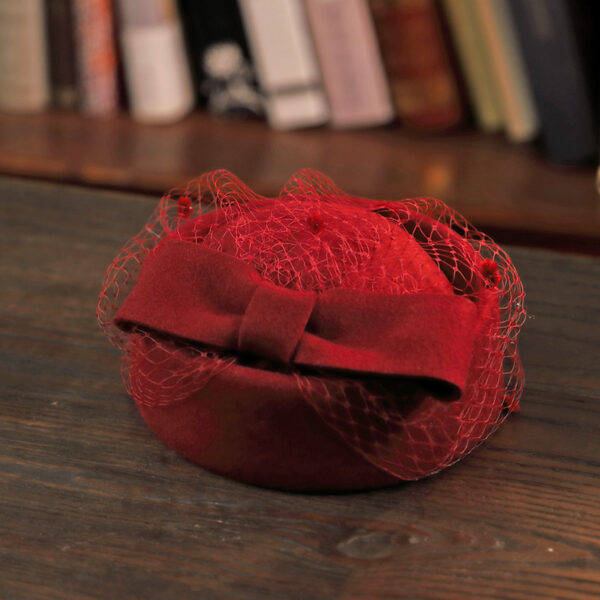 Chapeau fascinateur pour mariage, style béret en laine rouge avec un nœud devant