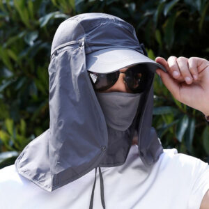 Chapeau anti UV, avec protection cou et visage, pour la pêche, gris foncé, porté par un homme avec lunette de soleil noir, tenant la visière avec sa main