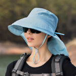 Chapeau anti UV bleu clair pour femmes, avec cordon de serrage porté par une mannequin avec lunette de soleil