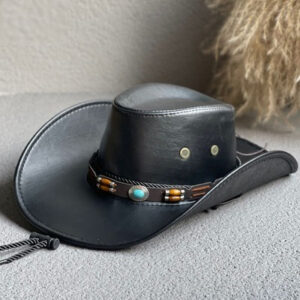 Chapeau de cowboy en similicuir avec cordon de serrage, et une ceinture avec des bijoux dessus qui entoure le chapeau