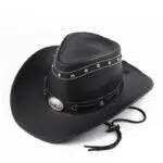 Chapeau de cowboy occidental en cuir noir, stylisé avec des clous, et une lanière