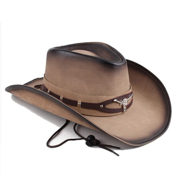 Chapeau de cowboy en cuir marron, stylisé avec le symbole d'un taureau devant, entouré d'une lanière marron