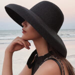 Chapeau panama en paille noir pour femmes, porté par une femme de profil