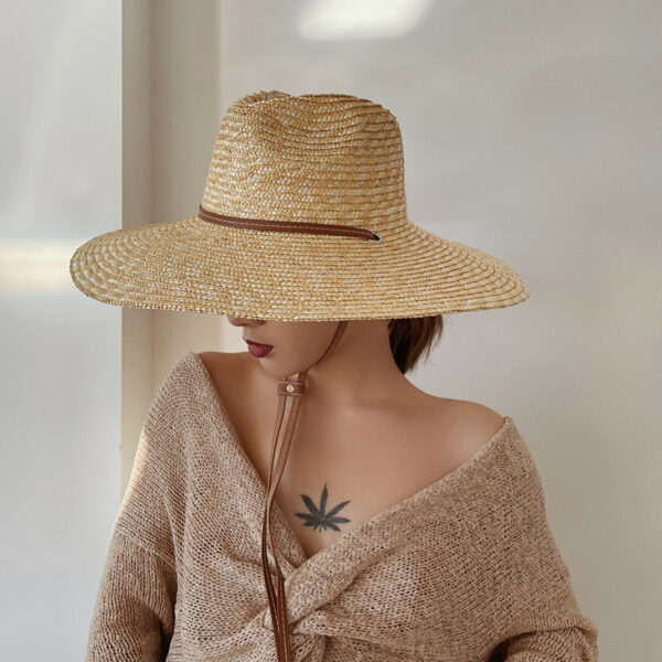 Chapeau panama en paille avec cordon de serrage marron pour femmes, porté par une mannequin de profil