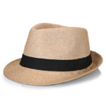 Chapeau panama en paille avec ruban noir pour hommes sur fond blanc