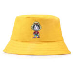 Bob jaune avec Luffy brodé en miniature sur le devant du bob