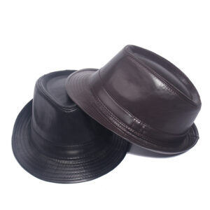 Chapeaux trilby en simili cuir en noir et en marron présentés empilés sur fond blanc