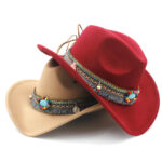 Chapeau western femme avec ruban à franges indiennes un beige et un rouge empilé par dessus