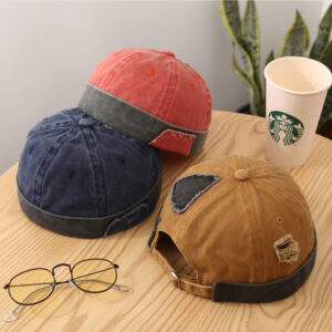 Chapeau homme bonnet d'été style docker présenté sur une table en 3 couleurs différentes