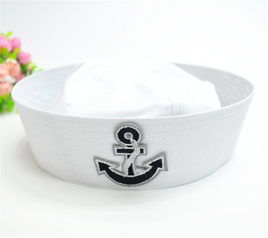 Chapeau marin avec borderie ancre de bateau argent présenté sur fond blanc