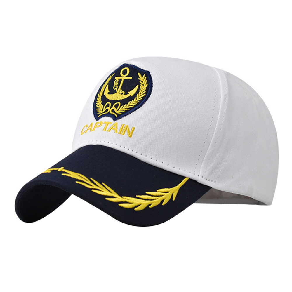 Chapeau marin casquette de capitaine présentée sur fond blanc