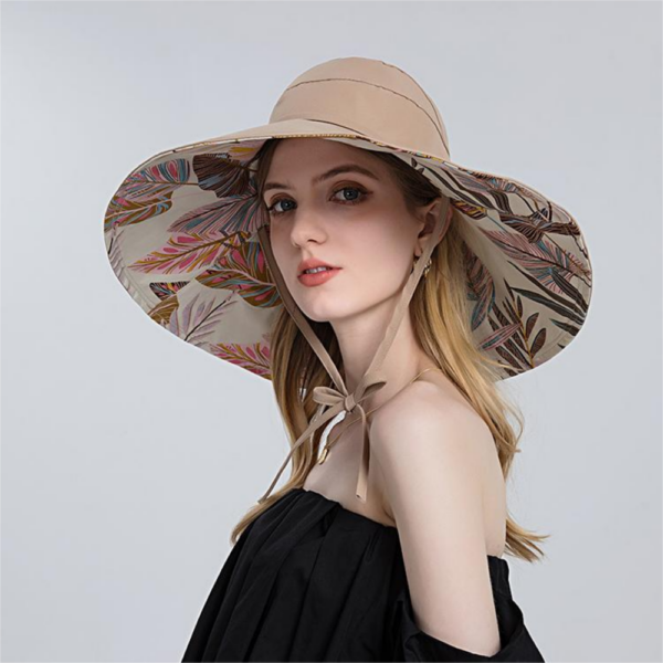 Chapeau capeline avec imprimé floral sous les bords ouvert sur le dessus porté par une jeune femme