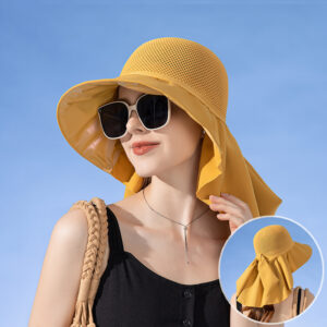 Chapeau capeline en maille légère avec bords fluides jaune porté par une femme