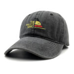 Casquette avec motif du chapeau de paille luffy présenté sur fond blanc