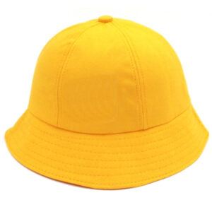 Chapeau jaune pour enfant style chapeau de paille Luffy présenté sur fond blanc
