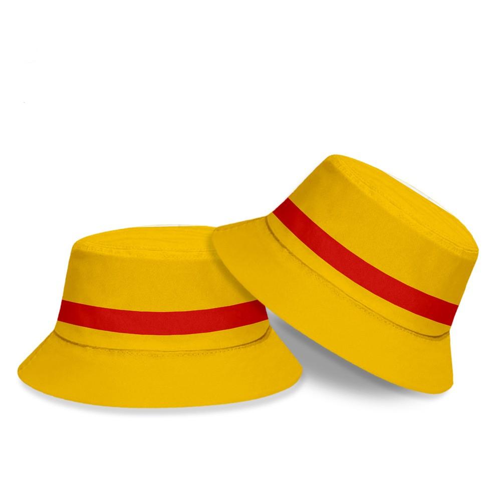 Chapeau style chapeau de paille Luffy jaune avec liseré rouge présenté deux fois légèrement empilés