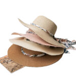 Chapeau capeline en paille pour femme avec ruban fleurs présenté en 4 couleurs et empilés les uns sur les autres