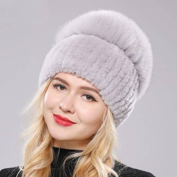 Chapeau russe chic en fourrure pour femme de couleur gris porté par une femme avec un haut noir