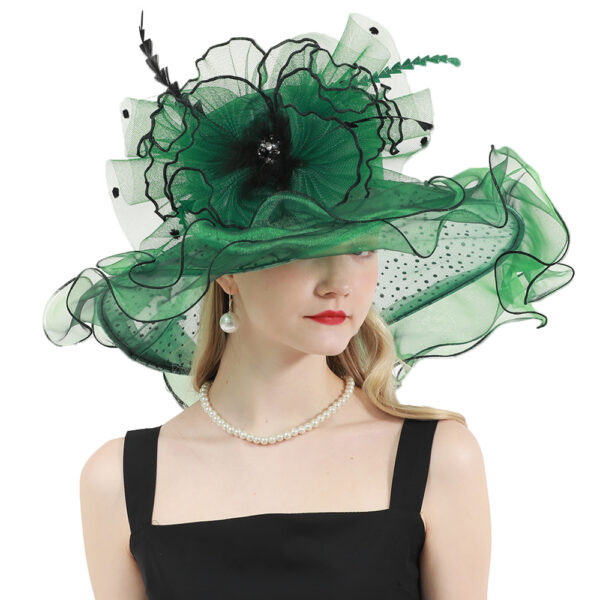 Chapeau catherinette vert pare-soleil porté par une femme avec un haut noir