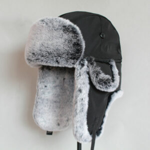 Chapeau russe d'hiver en fourrure chaude de couleur noir et grise sur un fond blanc