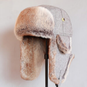 Chapeau russe en fourrure chaude de couleur gris avec de la fourrure beige
