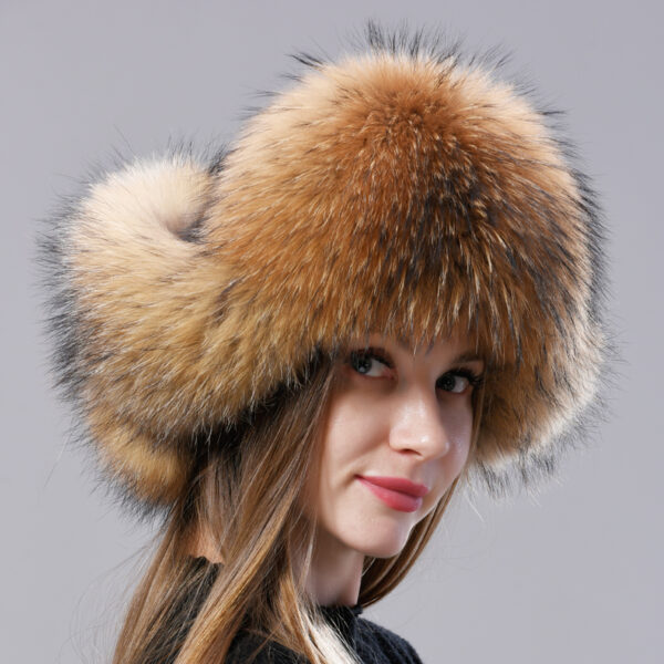 Chapeau russe en fourrure de renard naturelle avec oreilles pour femme de couleur beige porté par une femme avec un haut noir