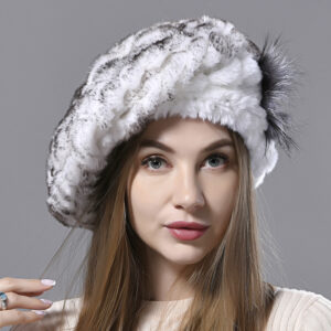 Chapeaux russe type bérets pour femmes de couleur blanc porté par une femme avec un haut beige