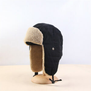 Chapeau russe de protection d'oreilles de couleur noir posé sur un socle en bois