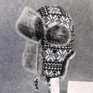 Chapeau russe unisexe noir et blanc avec des motifs géométrique sur fond gris