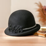 Chapeau cloche en laine noire avec pompon pour femme