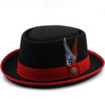 Chapeau pork pie plat noir et rouge avec deux petites plumes