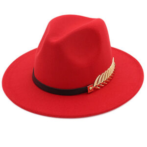 Chapeau espagnol en laine rouge pour femmes avec une petite broche dorée