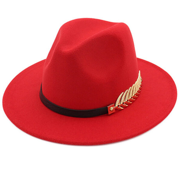 Chapeau espagnol en laine rouge pour femmes avec une petite broche dorée