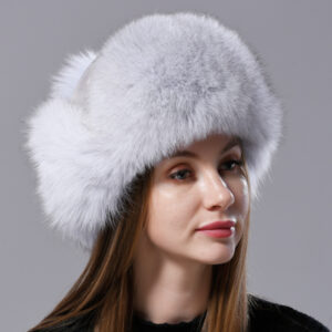 Chapeau russe en fourrure naturelle de renard pour femme de couleur argenté porté par une femme avec un haut noir
