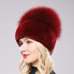 Chapeau russe chic d'hiver pour femme de couleur rouge porté par une femme