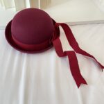 Chapeau melon rétro avec nœud papillon de couleur rouge